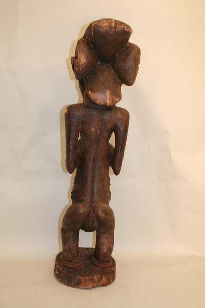 Hemba (Buli), d`afrique : Rép.démoncratique du Congo., statuette Hemba (Buli), masque ancien africain Hemba (Buli), art du Rép.démoncratique du Congo. - Art Africain, collection privées Belgique. Statue africaine de la tribu des Hemba (Buli), provenant du Rép.démoncratique du Congo., 1485/1278 Très belle statue Hemba de style Buli h.85cm. village Katutu le long de la rivière région de Kabalo.Le chef est/Ngoy Mwilambwe. Elle représente une femme debout les deux mains sur la poitrine,sa coiffure est quadri lobée en forme en croix.début du 20eme sc.l